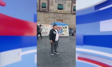 Extrabajadores de AHMSA se plantan en el zócalo de la ciudad de México