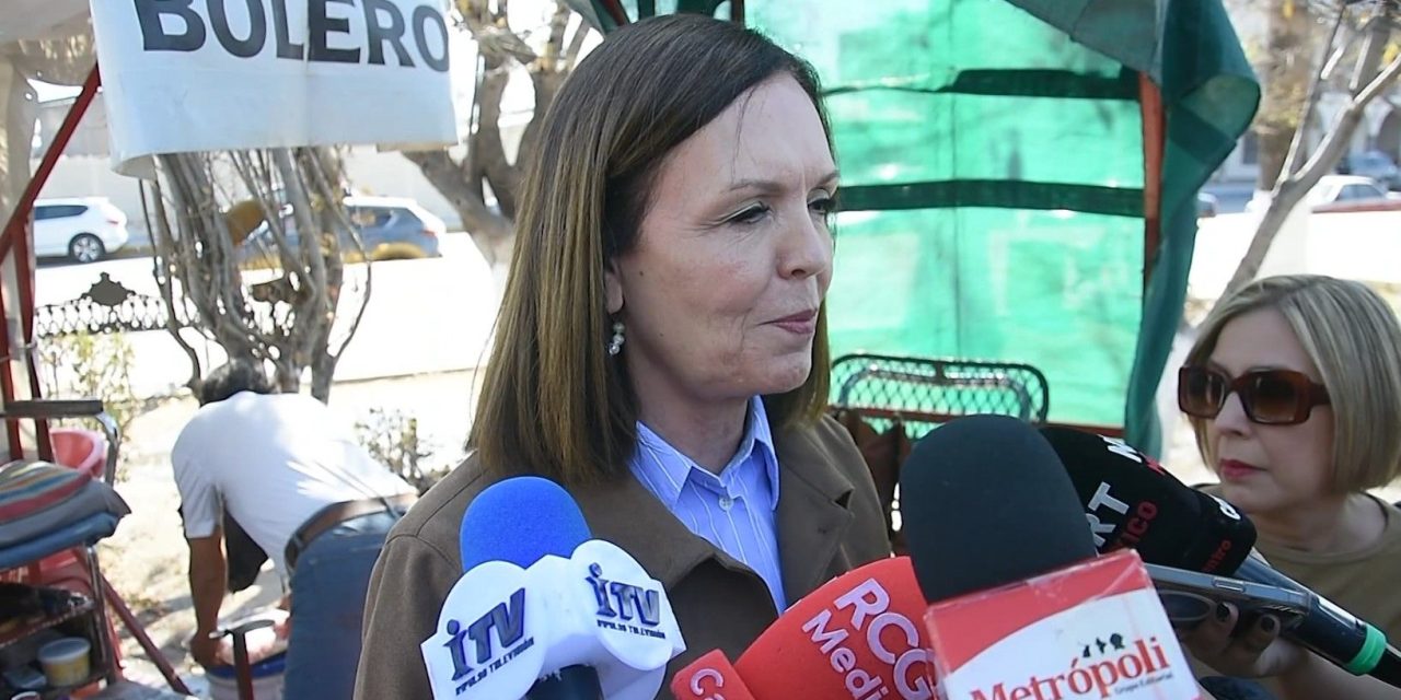 Festeja alcaldesa de Frontera a boleros en su día