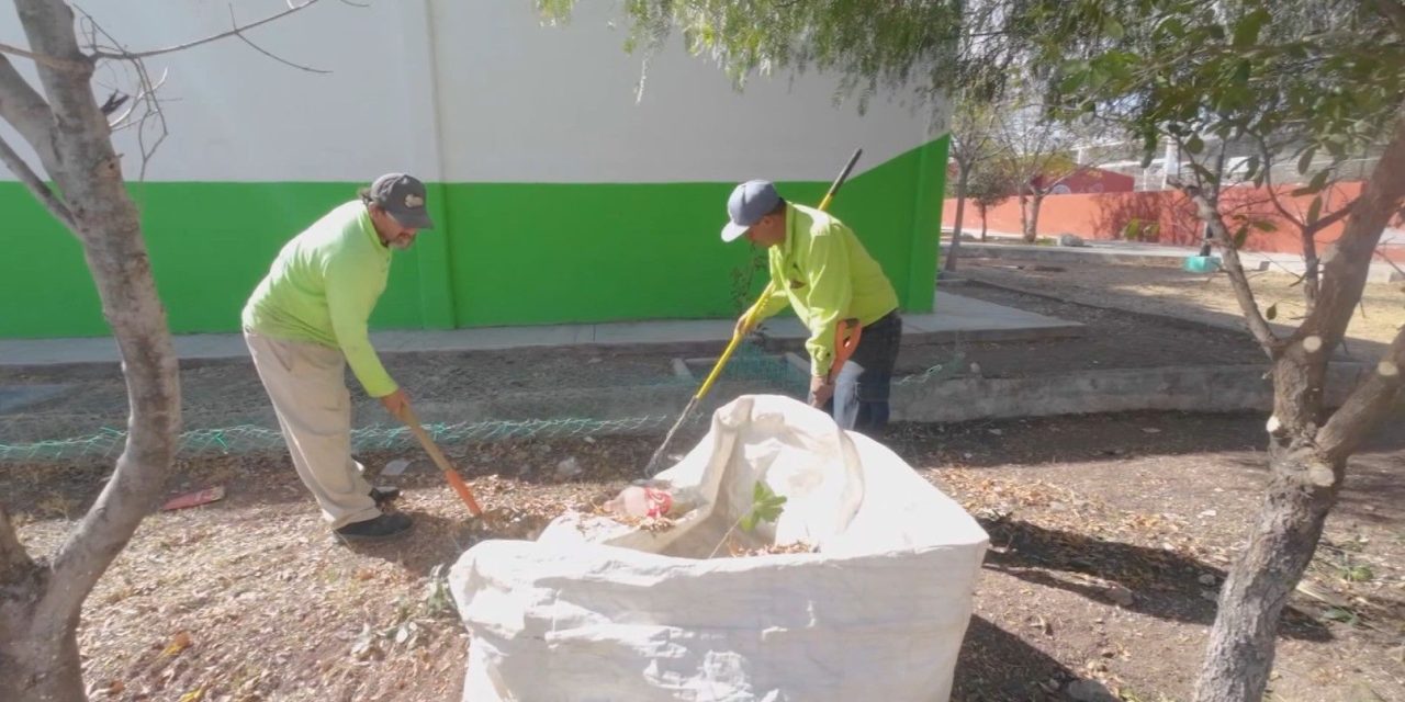 Fortalece alcalde Centros Comunitarios con acciones de limpieza y deshierbe
