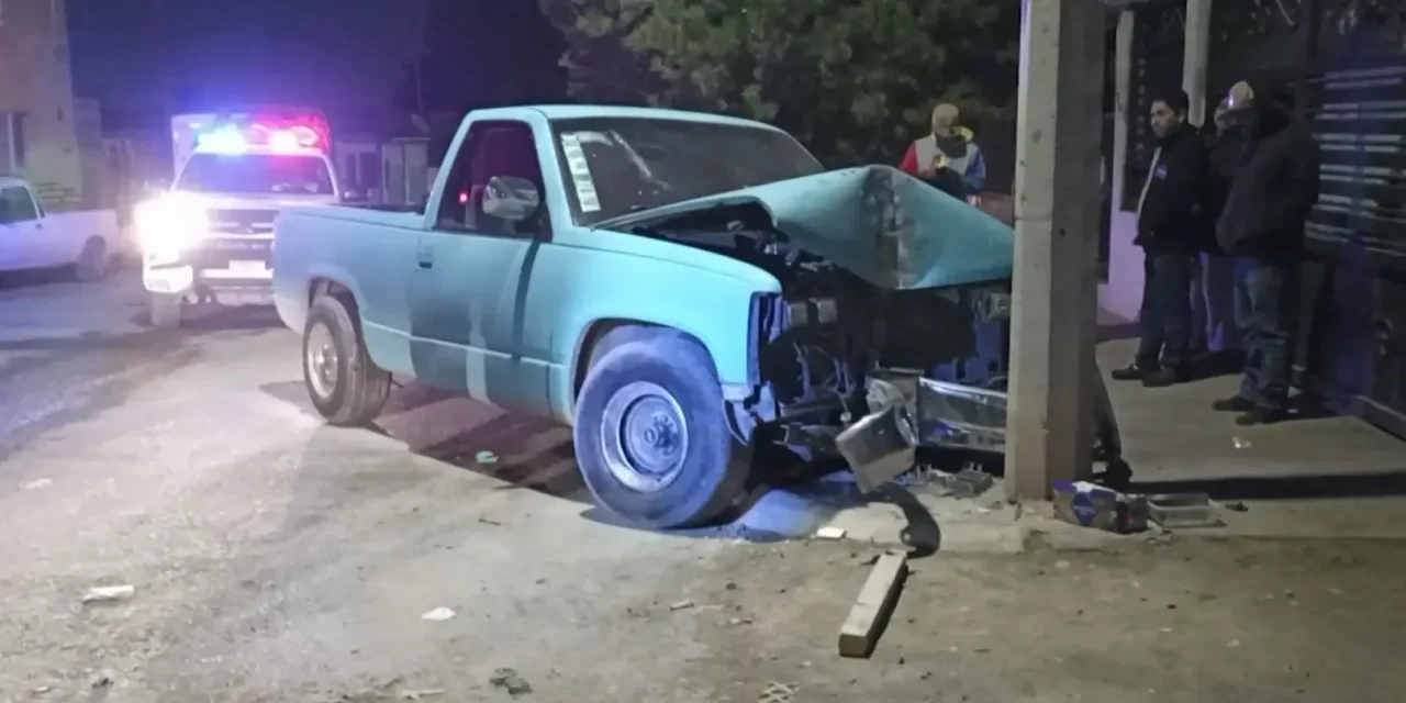 Saltillo: Conductor derriba una barda al ir en estado de ebriedad… luego choca contra poste y huye