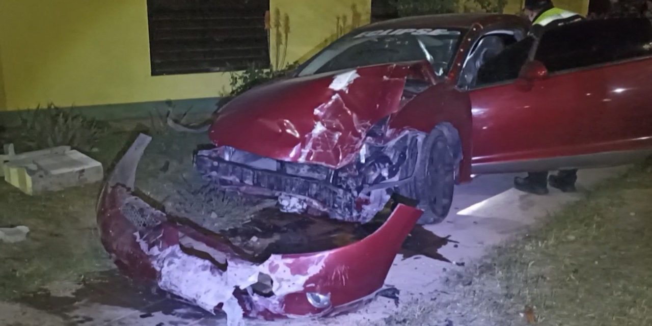 Conductor impacta fachada de restaurante en Saltillo