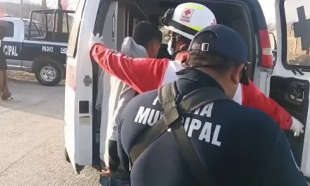 Impactante colisión entre un taxi y una moto en Parras