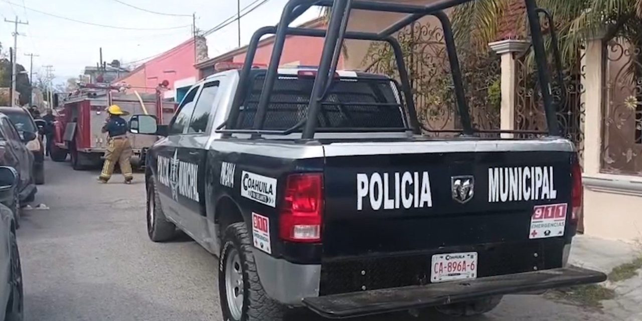 Incendio sorpresivo consume camioneta en pleno centro de Parras