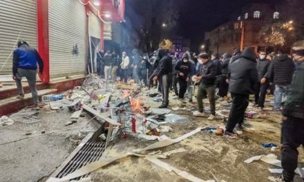 Irán bajo fuego: Crisis económica desata el mayor desafío contra el régimen en décadas