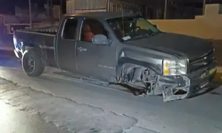 Saltillo: Le pegó a la barrera metálica de contención por las prisas