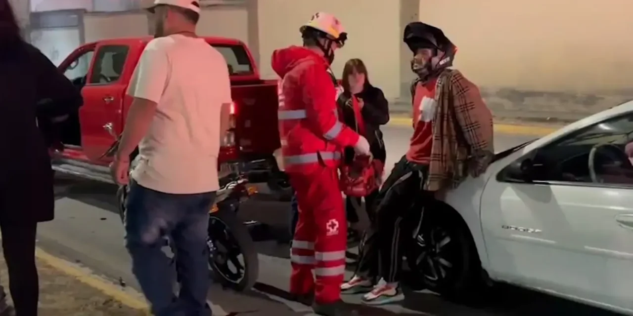 Motociclista resulta con lesiones tras ser embestido por un automóvil en Saltillo