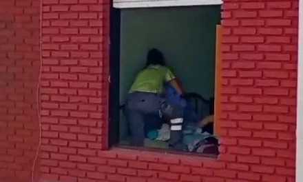 Video: Policías escalan techos para rescatar a una madre y su bebé tras parto en solitario