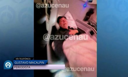 Captan a Fernández Noroña en cabina de lujo durante su vuelo desde Roma a CDMX