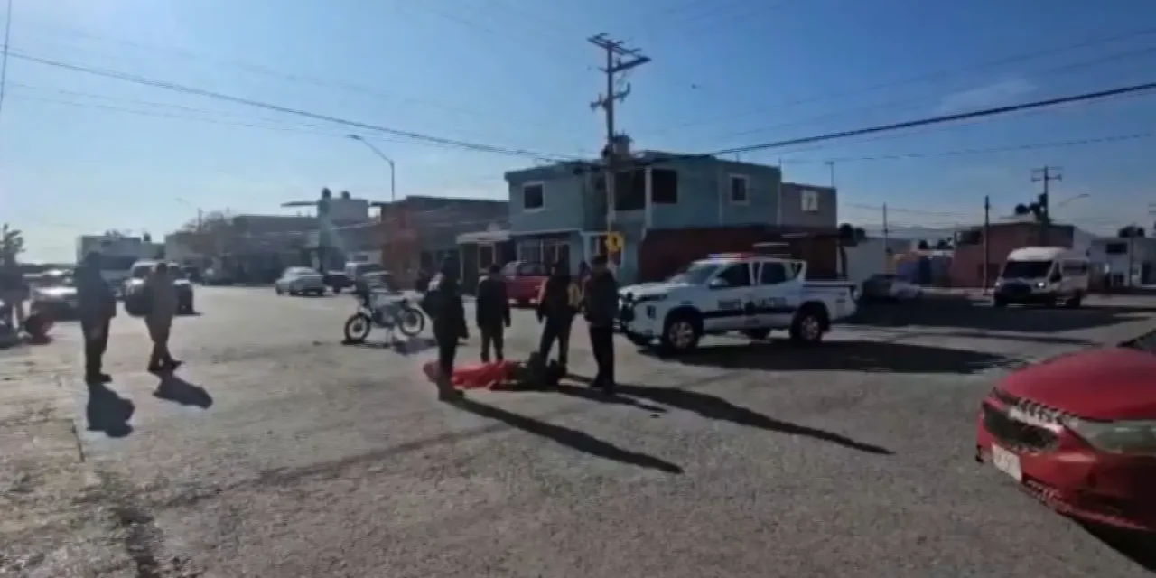 Omite alto y lesiona a motociclista en Saltillo
