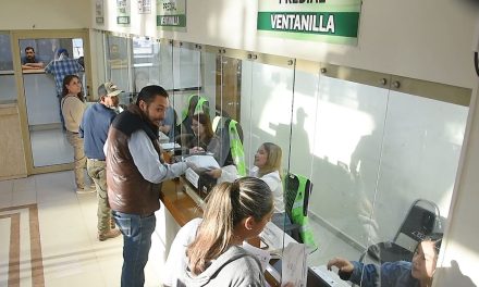 Paga alcalde de Monclova Carlos Villarreal sus contribuciones del impuesto predial