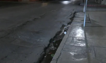 Pavimento irregular en el centro de Saltillo causa molestia entre los automovilistas