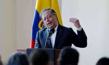 Petro endurece discurso ante Estados Unidos y advierte que tomará las armas de ser necesario