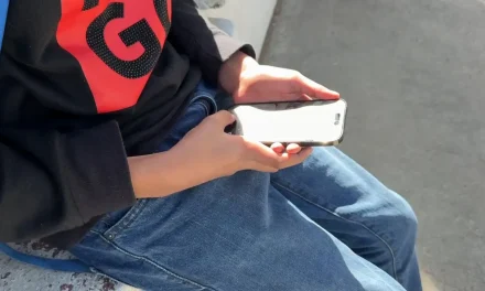 Padres y alumnos en Saltillo respaldan prohibición del uso de celular