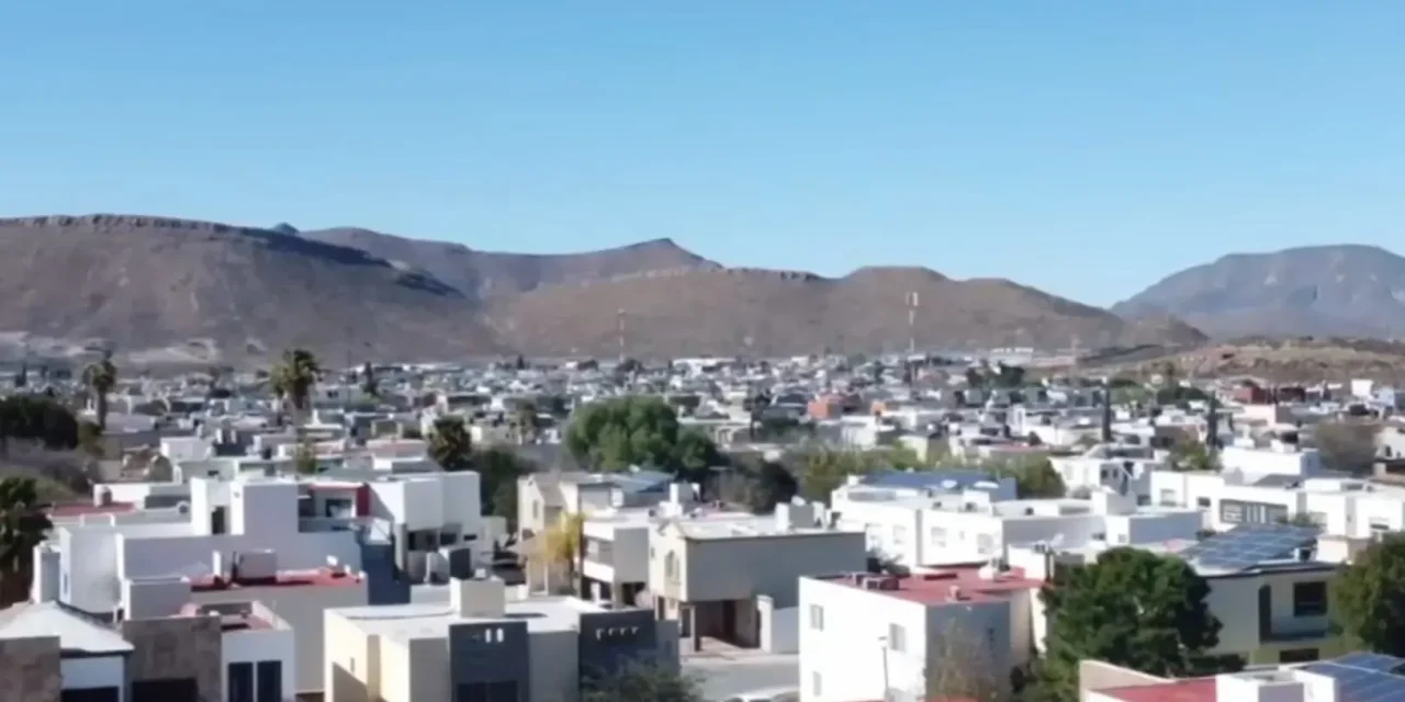 Solo daños materiales dejan fuertes vientos en Saltillo