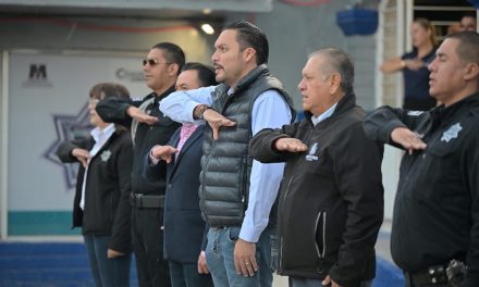 Carlos Villarreal encabeza pase de lista y homenaje a oficial