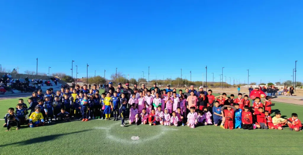 Entregan material deportivo durante torneo de futbol