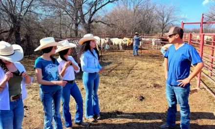 Estudiantes realizan prácticas en ranchos del ejido Zamora