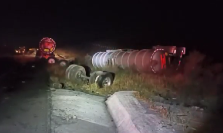 Muere hombre tras accidente en carretera, tractocamión y pipa chocaron de frente en Ramos Arizpe