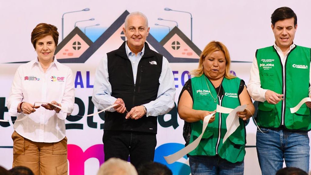 Román Cepeda entrega techumbre en la colonia Braulio Fernández Aguirre