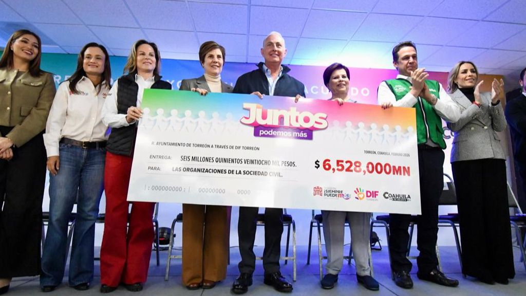 Román Cepeda firma convenio y entrega apoyos económicos