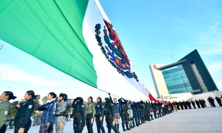 Román Cepeda preside el Izamiento de Bandera por el inicio del Mes del Ejército y Fuerza Aérea Mexicanos