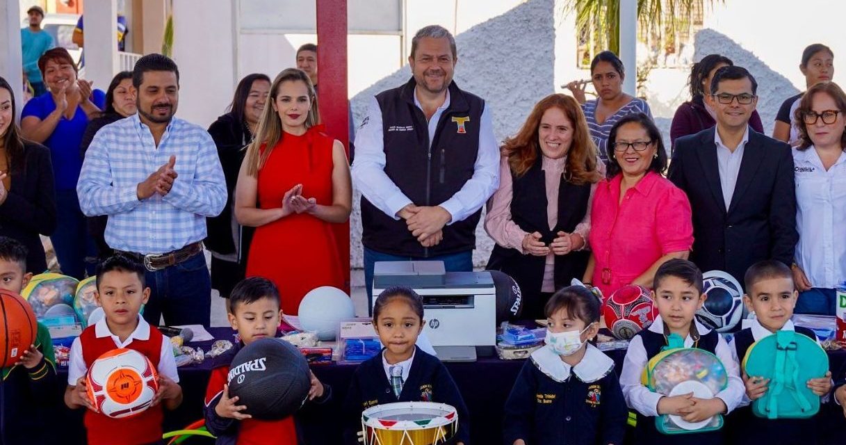 Continúan Manolo Jiménez y Tomás Gutiérrez apoyando escuelas
