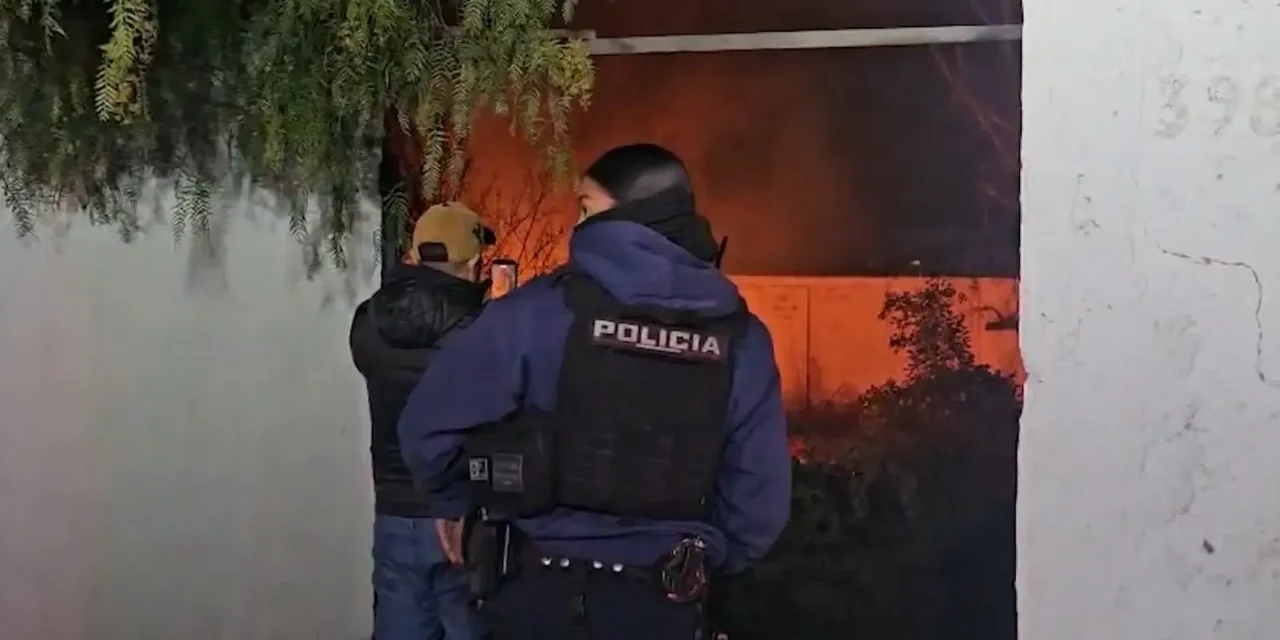Aparente corto circuito provoca incendio en Saltillo