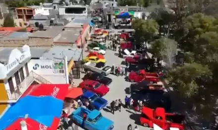 Autos Clásicos en Arteaga deja derrama de 6 millones de pesos