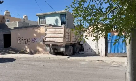 Camión se impacta con vivienda en la colonia Vista Hermosa