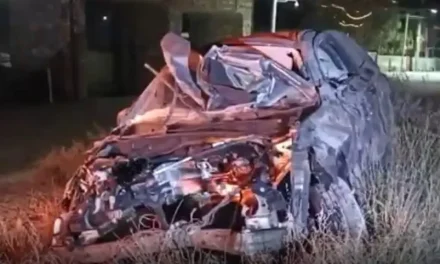 Joven destroza su camioneta tras volcar en Arteaga y termina en el hospital