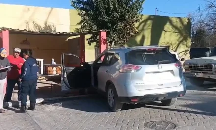 Camioneta sin frenos choca con panadería en Parras