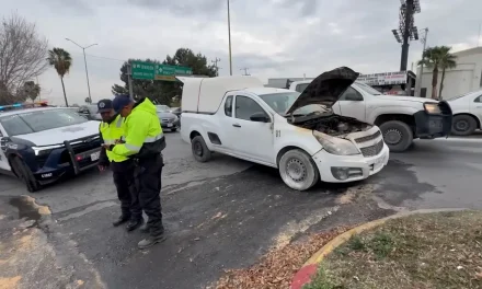 Camioneta se incendia en pleno crucero de Venustiano Carranza y Canadá