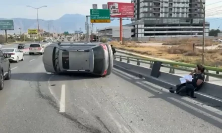 Choque con volcadura en Nazario Ortiz deja cuantiosos daños materiales