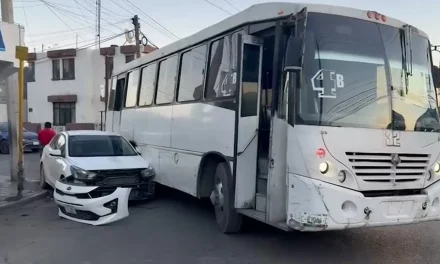 Choque entre transporte urbano y particular deja daños materiales de consideración