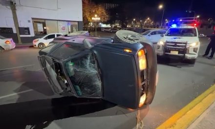 Saltillo: Conductor ebrio vuelca camioneta tras perder el control
