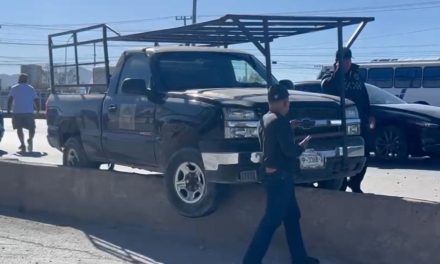 Conductor pierde control por las prisas y casi cae a carril a desnivel en Saltillo