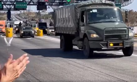 Familias despiden con aplausos a convoy del Ejército rumbo a Tepic