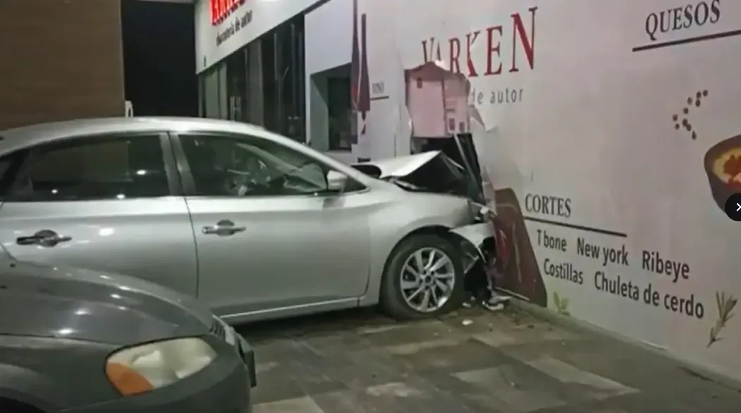 Conductora estrella su auto contra un negocio al norte de Saltillo