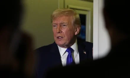 Trump explota contra Obama por revelar información clasificada al afirmar que los extraterrestres ‘son reales’