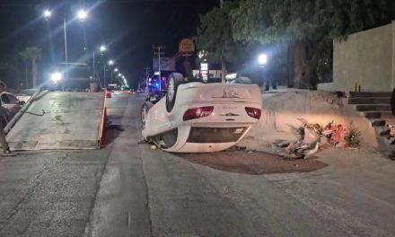 Dormita y termina volcado en Saltillo