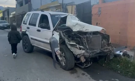 Ebrio conductor choca por alcance en Saltillo
