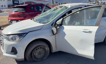 Estudiante vuelca en carretera a Derramadero