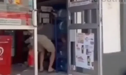 Extranjero es grabado tomando agua sin pagar en Oxxo de Puerto Vallarta