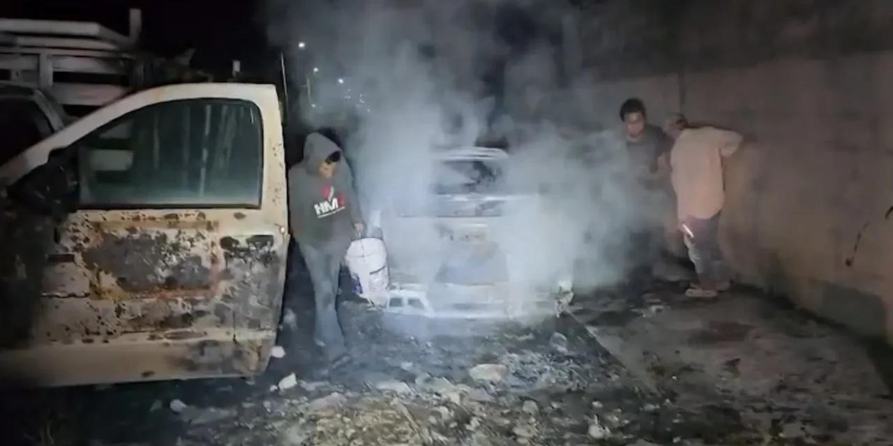 Incendio en Lomas de Zapalinamé consume dos vehículos