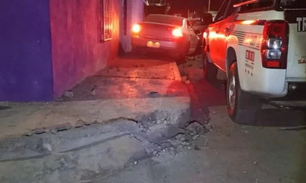 Saltillo: Hombre se duerme y choca un auto estacionado… mandó a otros a limpiar su ‘desastre’