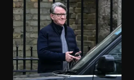 Detienen a exministro de Inglaterra por presuntos vínculos con Jeffrey Epstein