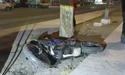 Motociclista provoca su propia desgracia en Saltillo… ignoró un semáforo y terminó lesionado