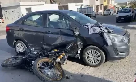 Motociclista sufre fractura al ser impactado por vehículo en la colonia El Salvador