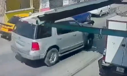 Saltillo: Mujer se arroja al paso de camioneta