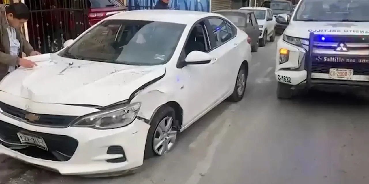 Mujer choca con un árbol tras distracción al volante en la colonia Miguel Hidalgo